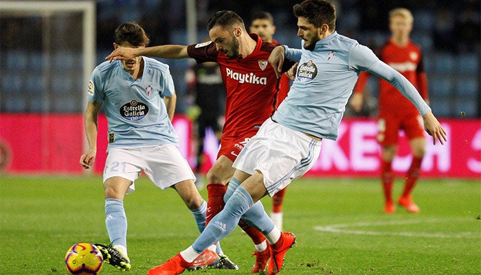 Jugadores del Celta y Sevilla disputando el balón 