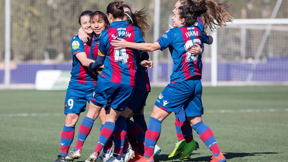 Charlyn Corral festejando su gol con sus compañeras 