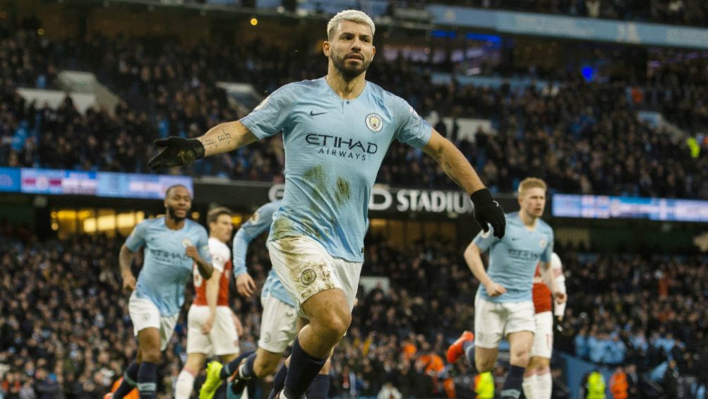 Agüero festeja su primero gol contra el Arsenal