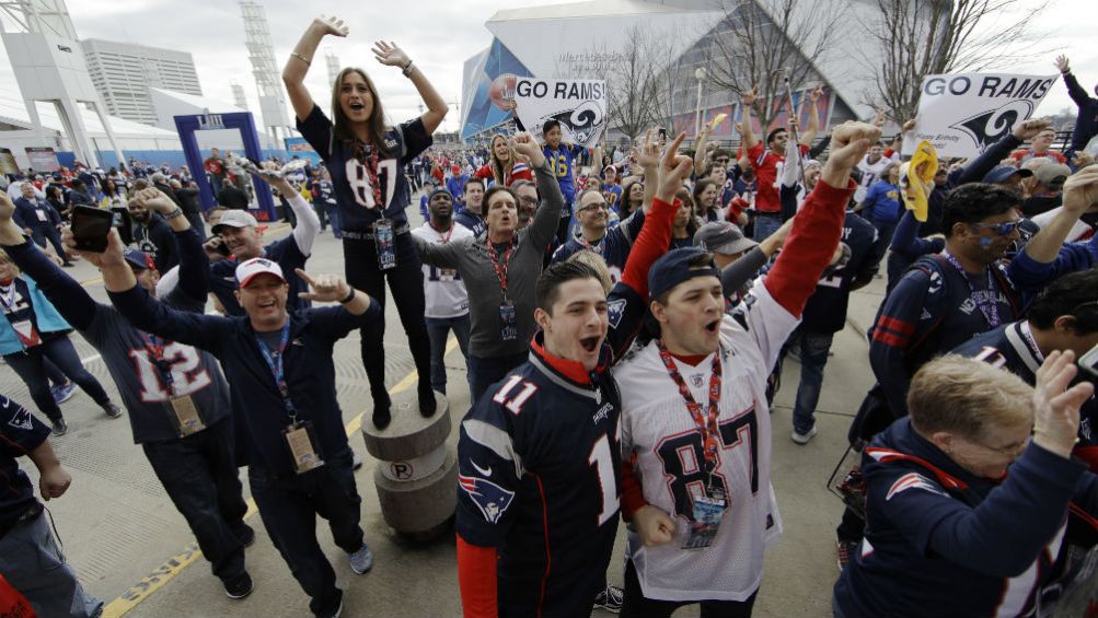 Seguidores de los Pats en las inmediaciones del Mercedes-Benz Stadium