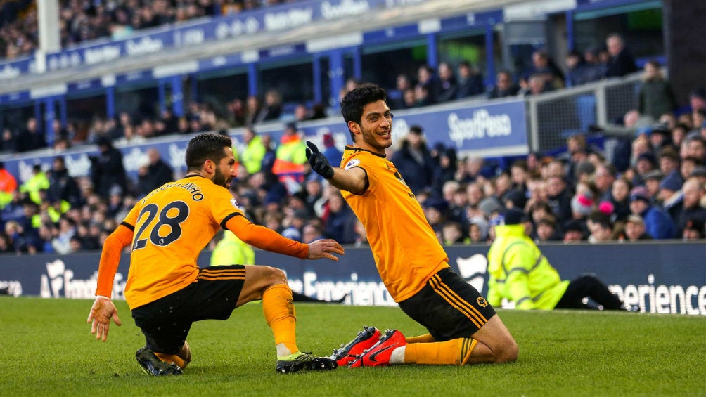 Raúl Jiménez celebra su anotación frente al Everton