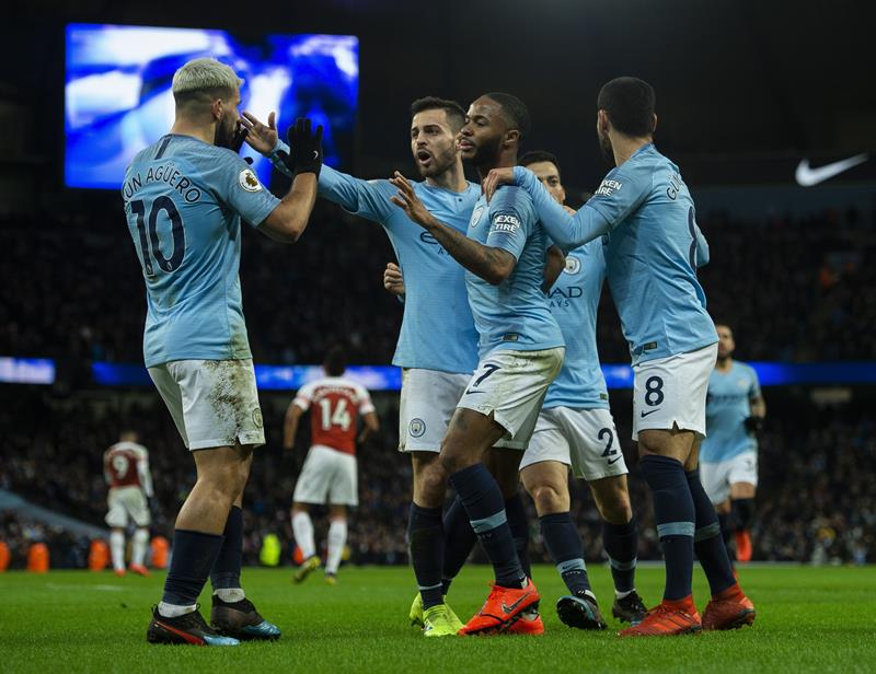 Kun festeja con sus compañeros uno de sus goles frente al Arsenal