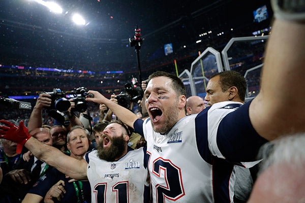 Brady celebra el triunfo contra Rams junto a Edelman