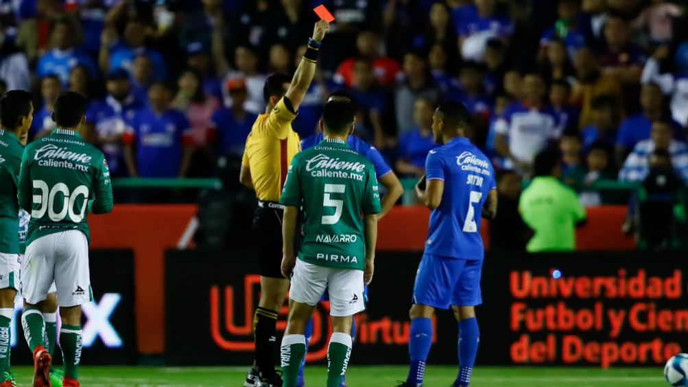 Momento en el que Yotún es expulsado del juego vs León