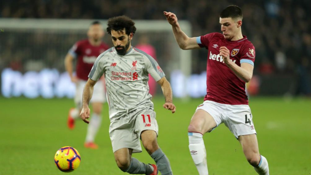 Jugadores de Liverpool y West Ham disputan un balón