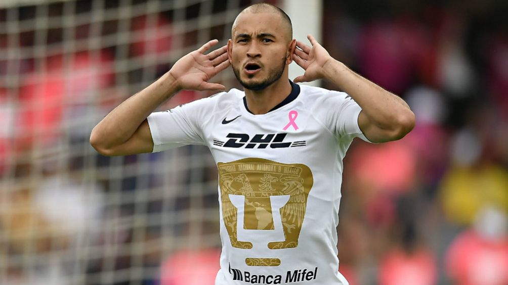 Carlos González festeja un gol con Pumas