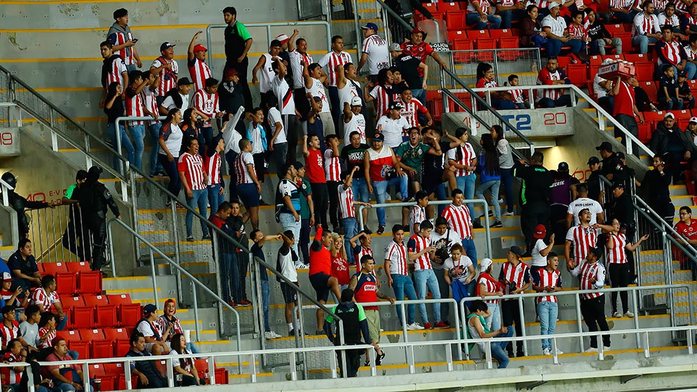 Afición de Chivas apoya en el Akron