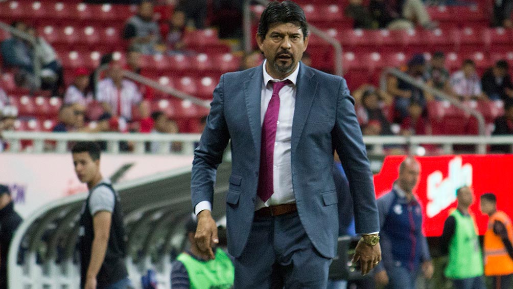 Cardozo camina en su área técnica durante el juego vs Veracruz