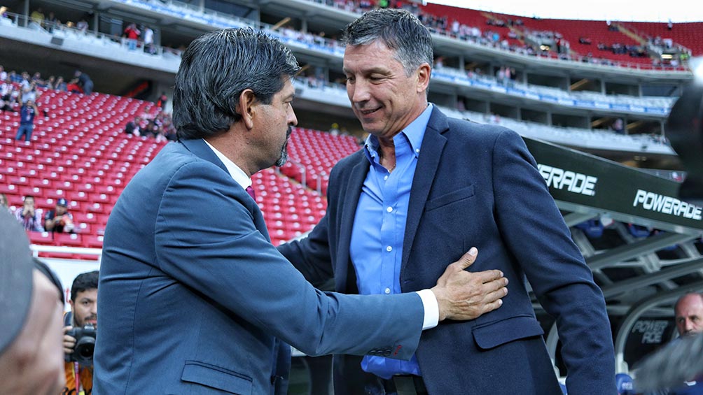 Siboldi saluda a Cardozo antes del juego contra Chivas