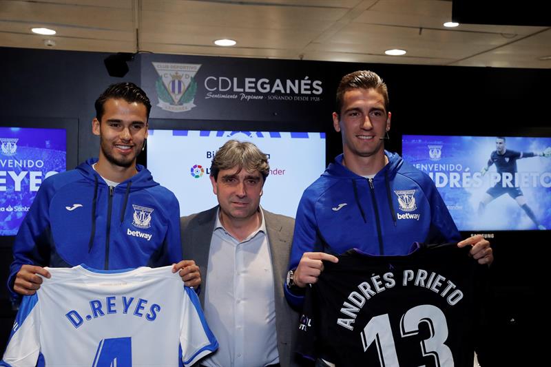 Diego Reyes (izquierda) posa con su jersery en su presentación 