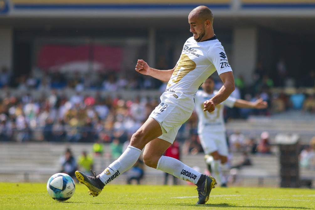 Carlos González durante un partido de Pumas