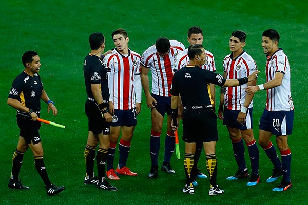 Jugadores de Chivas reclaman al árbitro