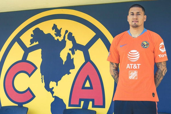 Nicolás Castillo durante su presentación con el América