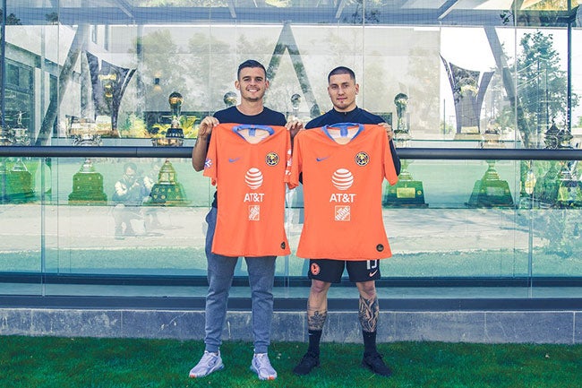 Benedetti y Castillo posan con la playera alternativa del América