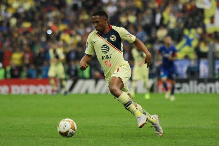 Andrés Ibargüen conduce el balón en un juego el América