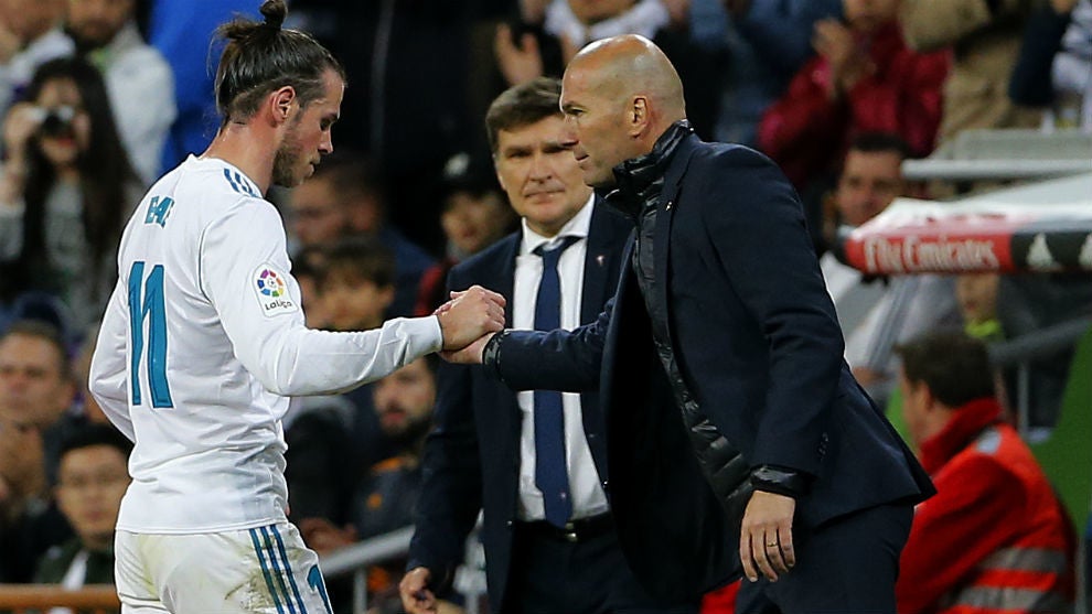 Bale saluda a Zidane tras salir de cambio