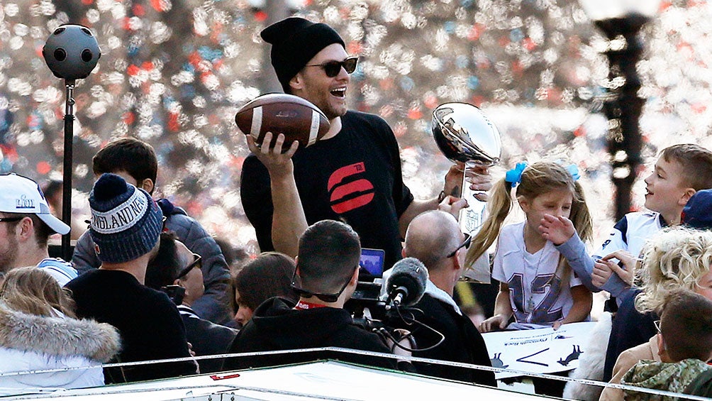 Tom Brady se divierte durante el desfile