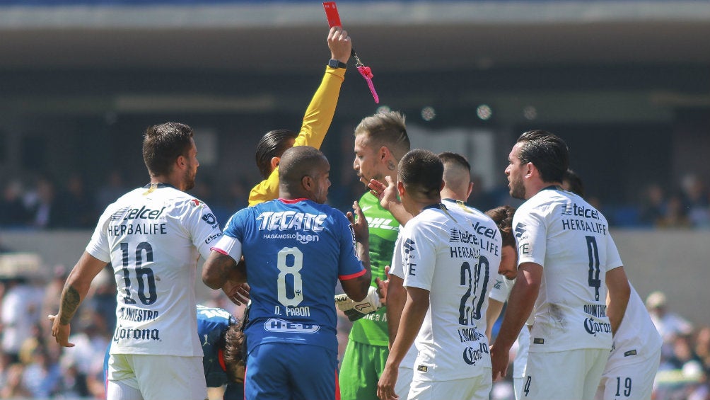 Quintana recibiendo la tarjeta roja 