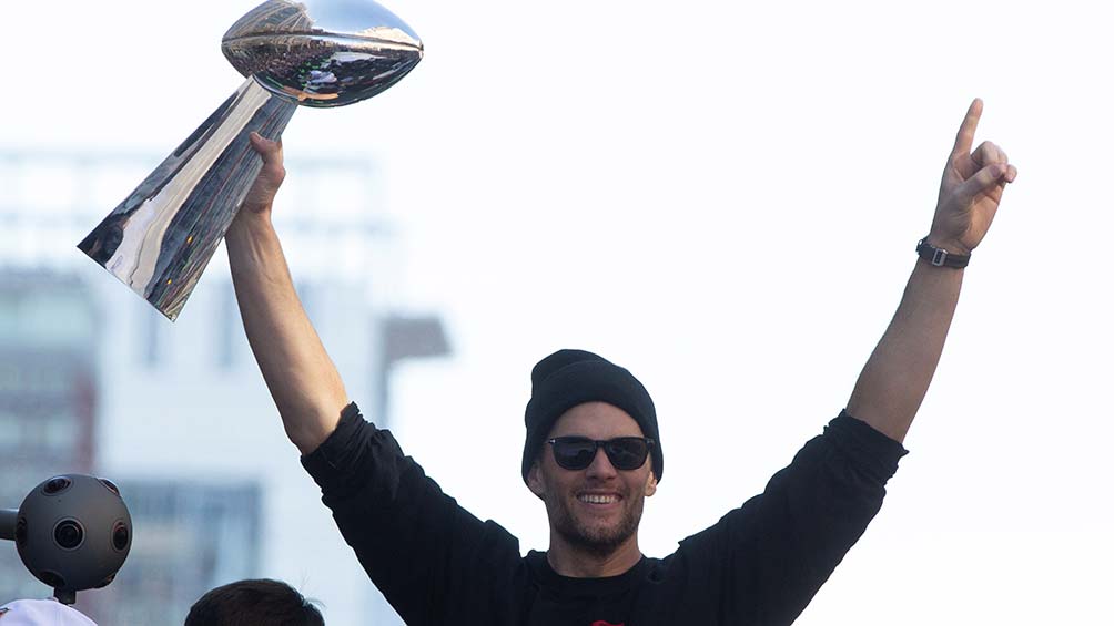 Tom Brady levanta el trofeo Vince Lombardi