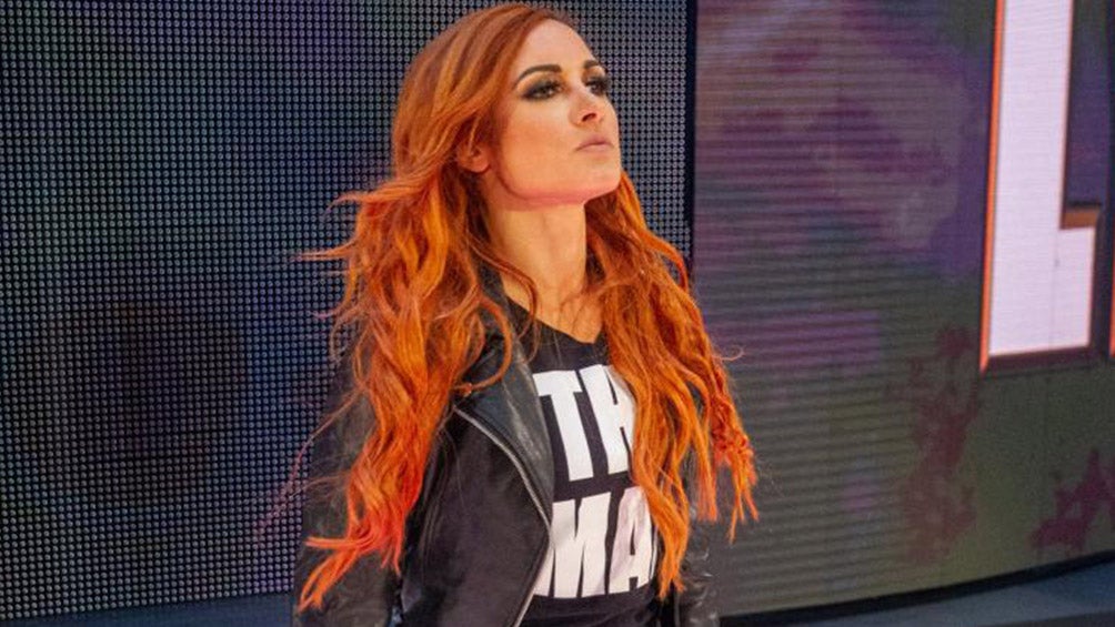 Becky Lynch hace su entrada al ring