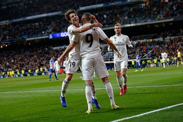 Benzema es felicitado tras anotar el 1-0 contra Alavés