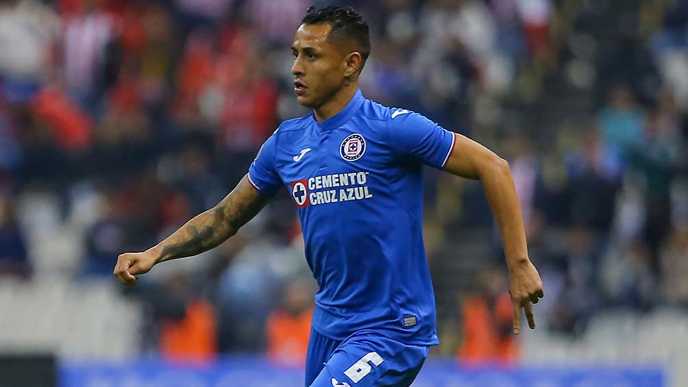 Yoshimar Yotún en un partido con Cruz Azul