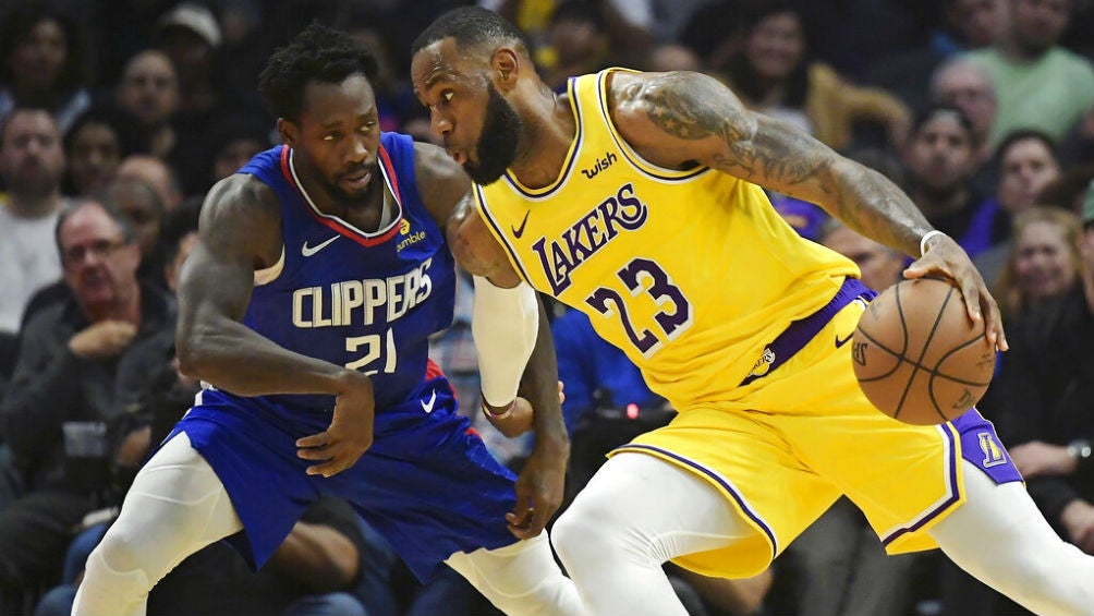 LeBron James intenta eludir a un rival 