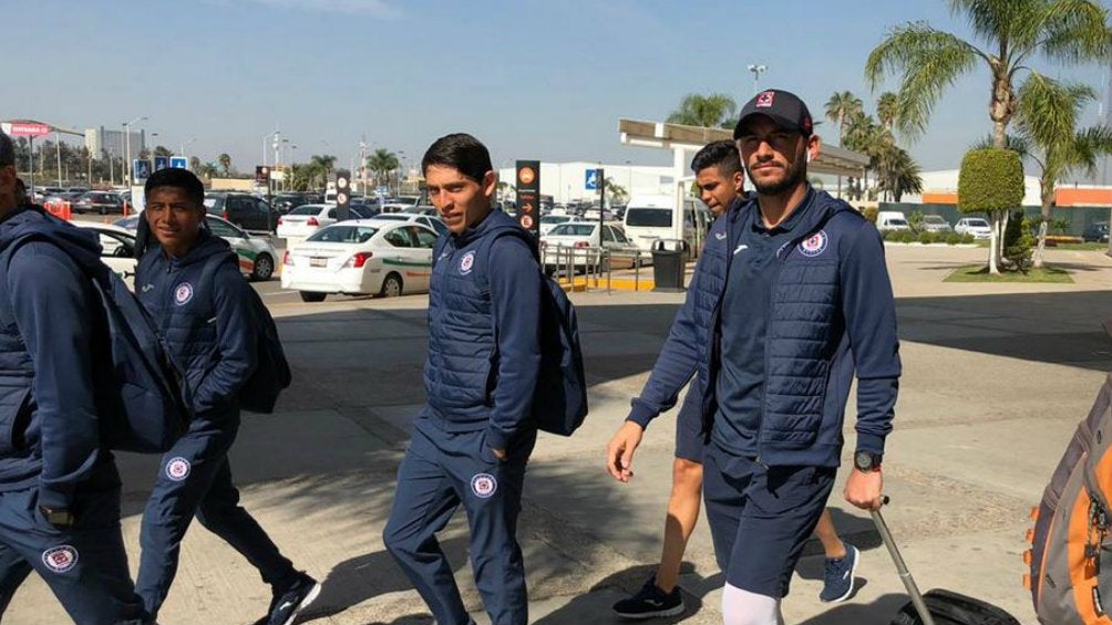 Jugadores de Cruz Azul realizan su arribo a León