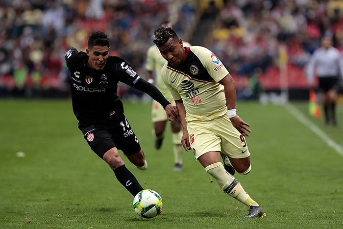 Roger Martínez intenta desbordar en el juego de Copa vs Necaxa