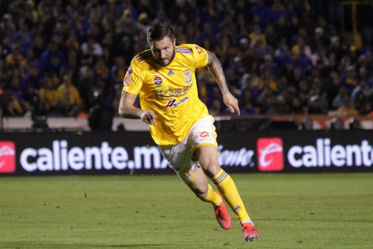 Gignac, durante un duelo con Tigres