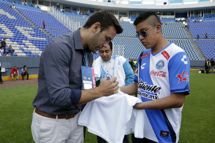 Zamogilny firma algunos autógrafos a aficionados del Puebla 