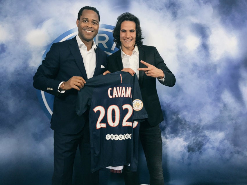 Kluivert se toma una foto junto a Cavani 