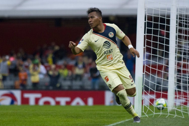 Roger Martínez festeja gol con América