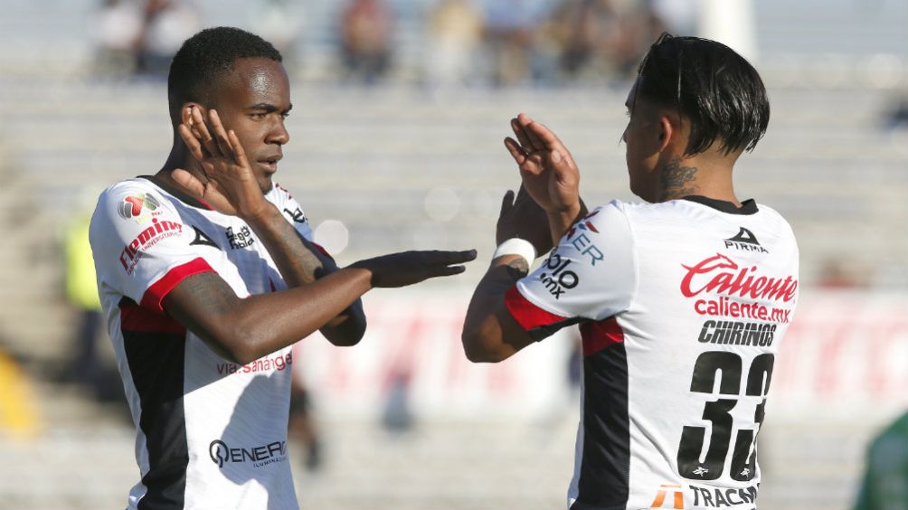 Jugadores de Lobos BUAP festejan un gol 