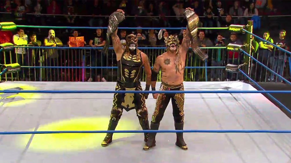 Lucha Brothers presumen los títulos en Pareja