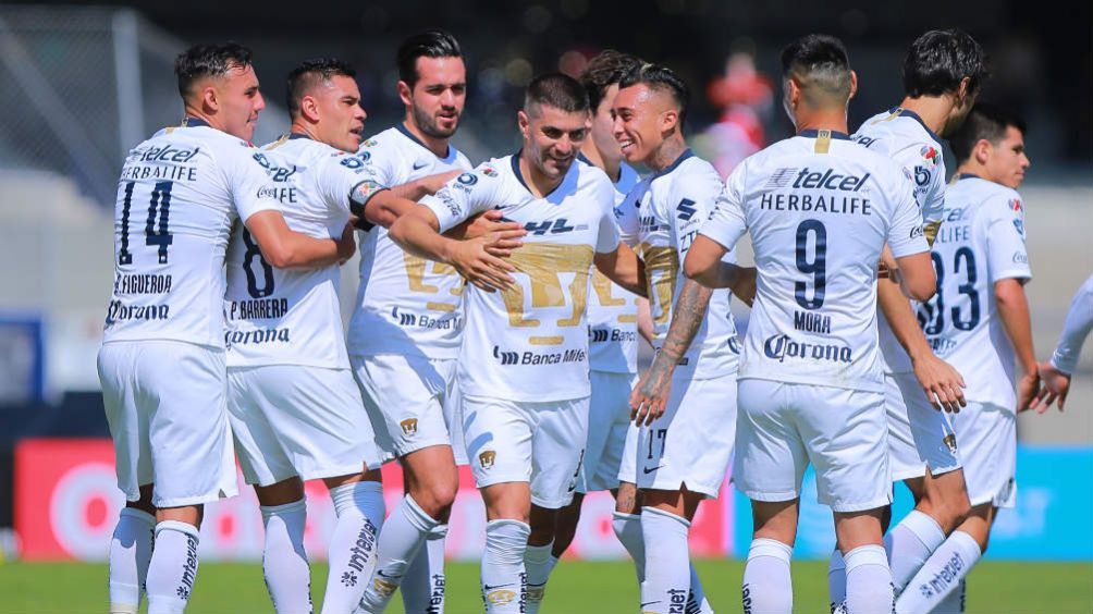 Jugadores de Pumas festejan un gol