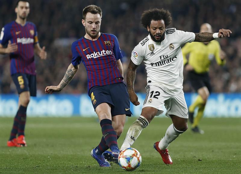 Rakitic lucha por el esférico contra Marcelo en Copa del Rey