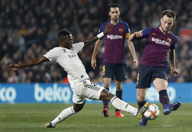 Vinicius tapa un disparo del croata en duelo de Copa