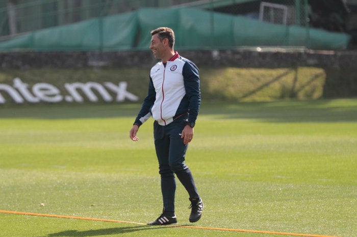 Caixinha sonríe en el entrenamiento de Cruz Azul en La Noria