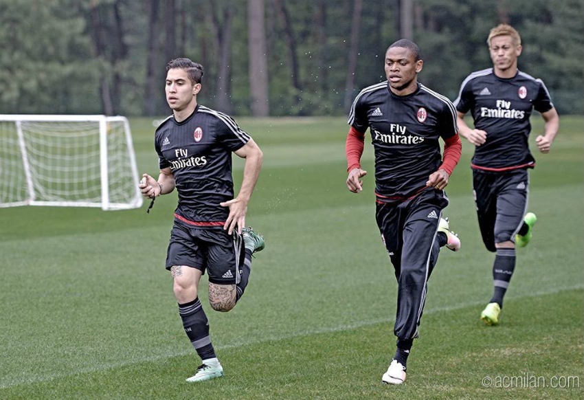 Mauri corre junto a sus compañeros en un entrenamiento 