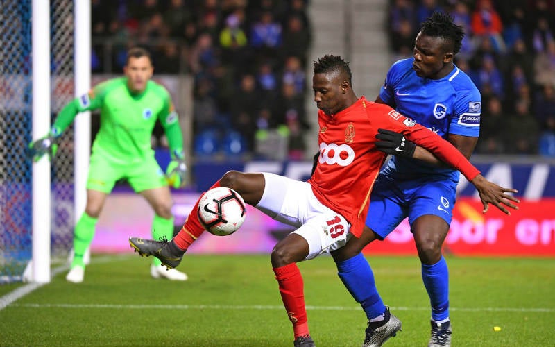 Jugadores del Genk y el Standard disputan un balón