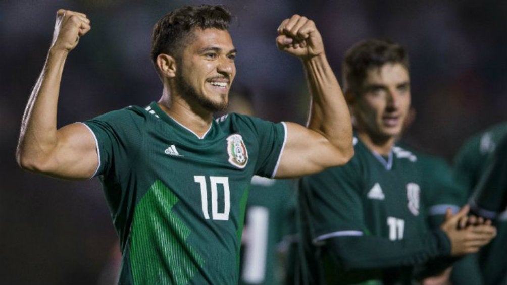 Henry Martín celebra gol con el Tri