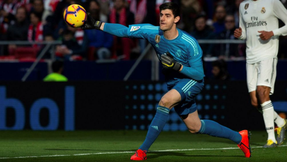 Courtois despeja un balón en el Derbi Madrileño