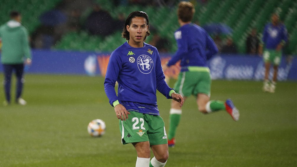 Lainez, durante un entrenamiento con el Betis