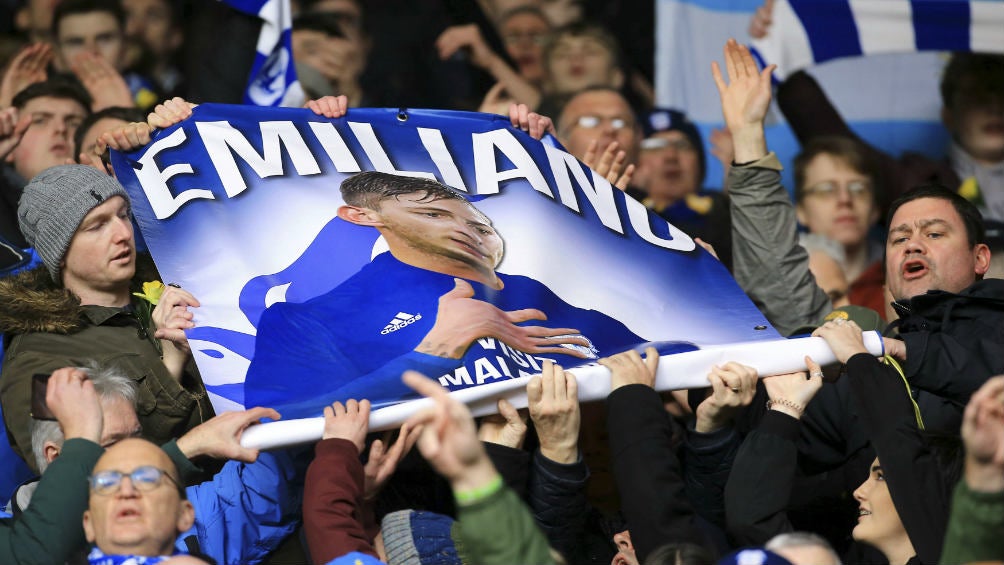 Aficionados de Cardiff City rinden tributo a Emiliano Sala