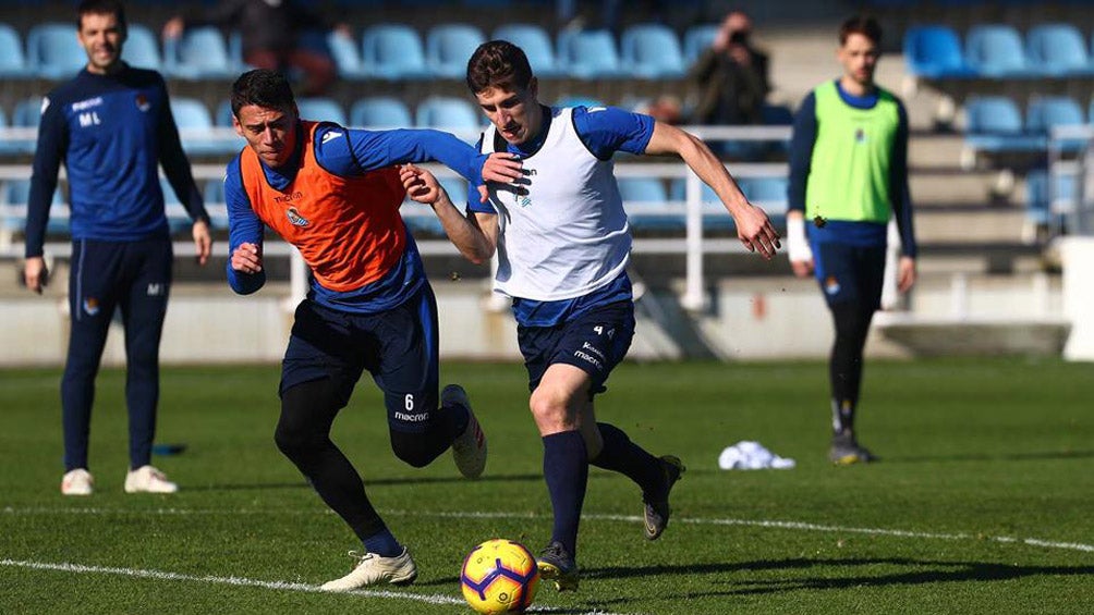 Moreno (i) busca el esférico en el entrenamiento de la Real