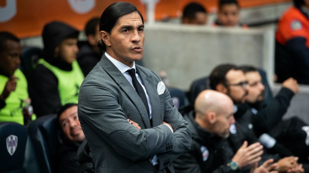 Paco Palencia durante el juego entre Lobos y Rayados