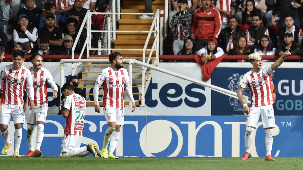 Jugadores del Necaxa celebran gol contra Chivas