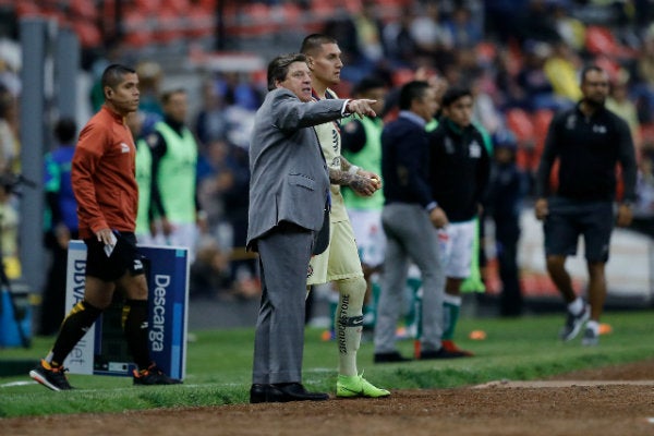 Miguel Herrera le da indicaciones a Castillo