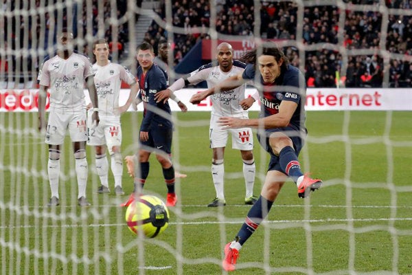 Cavani cobra un penalti